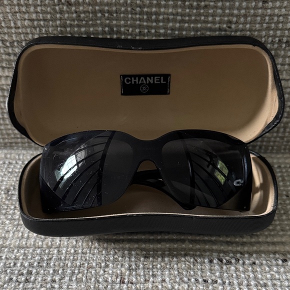 CHANEL Elegant Black Sunglasses - Picture 1 of 8